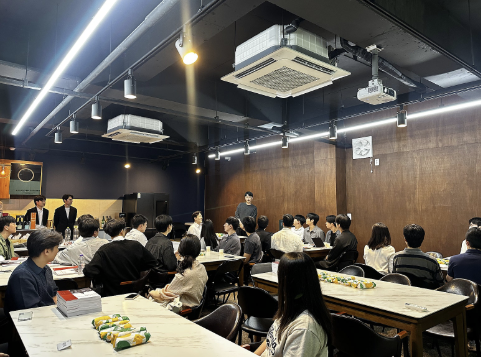 SR 워크숍에서 함께 교류하는 학회원들