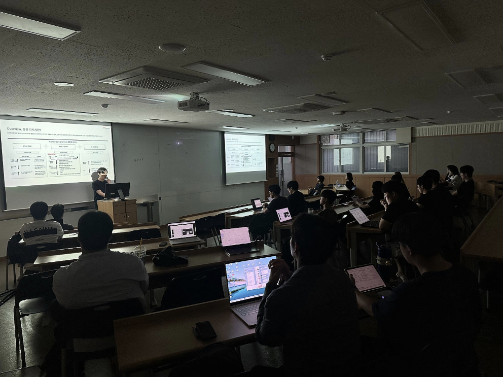 SR Training 세션에서 교육을 듣는 학회원들