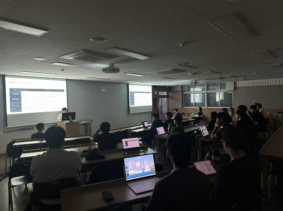 SR Training 세션에서 발표 자료를 보는 학회원들